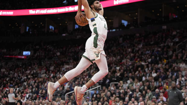 Milwaukee Bucks guard Andre Jackson Jr. (44) dunks the ball 